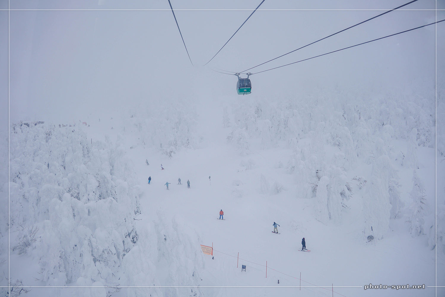 山形蔵王 ロープウェイから見た樹氷群と滑走するスキーヤー＆スノーボーダー