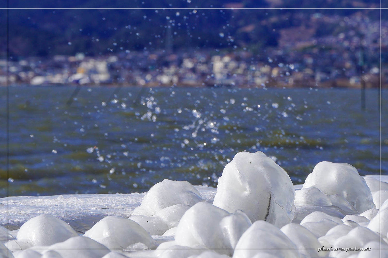 琵琶湖に氷のアート「しぶき氷」が出現。草津の湖岸緑地 津田江1で撮影