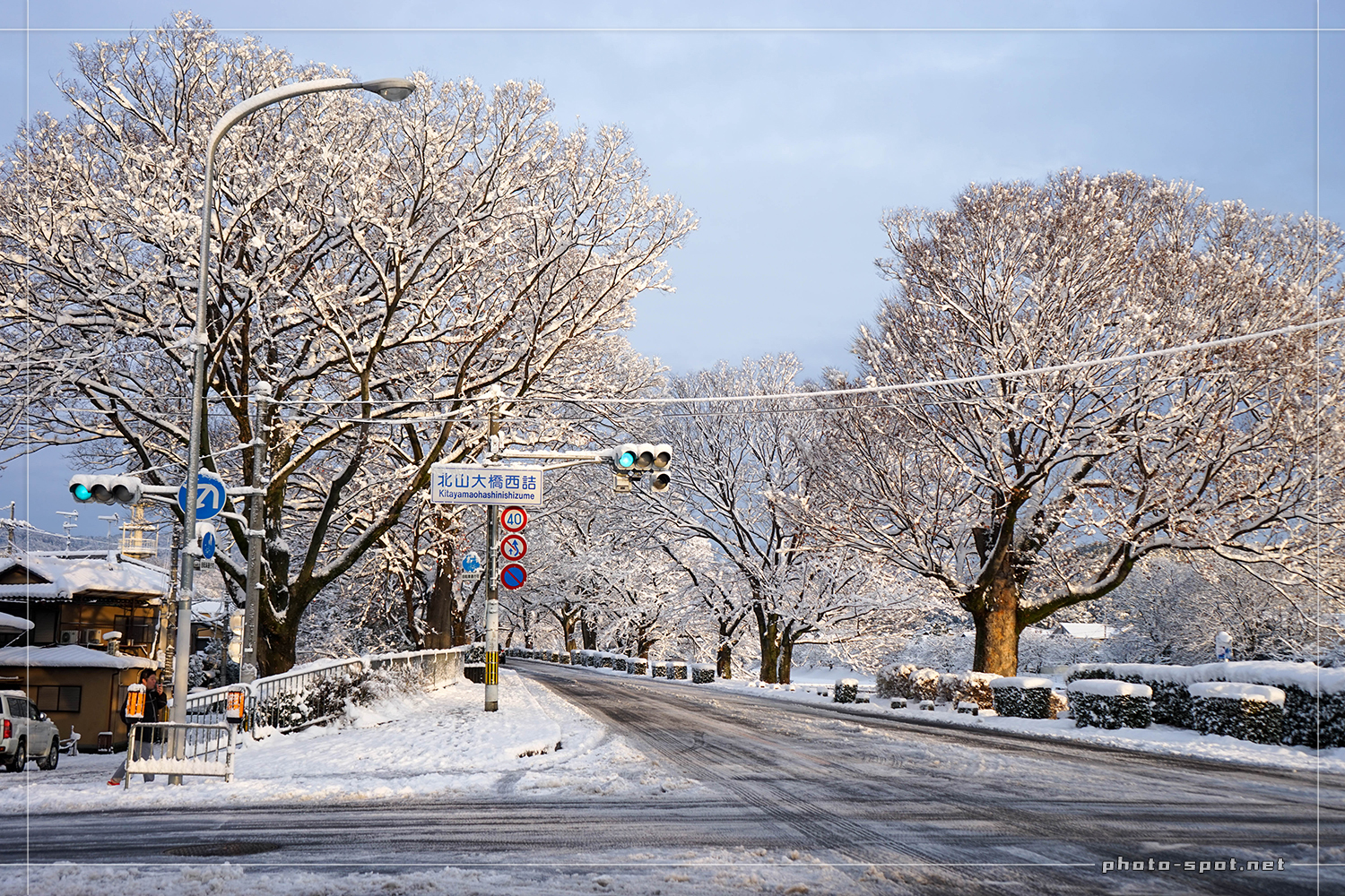京都北山大橋西詰交差点の雪景色