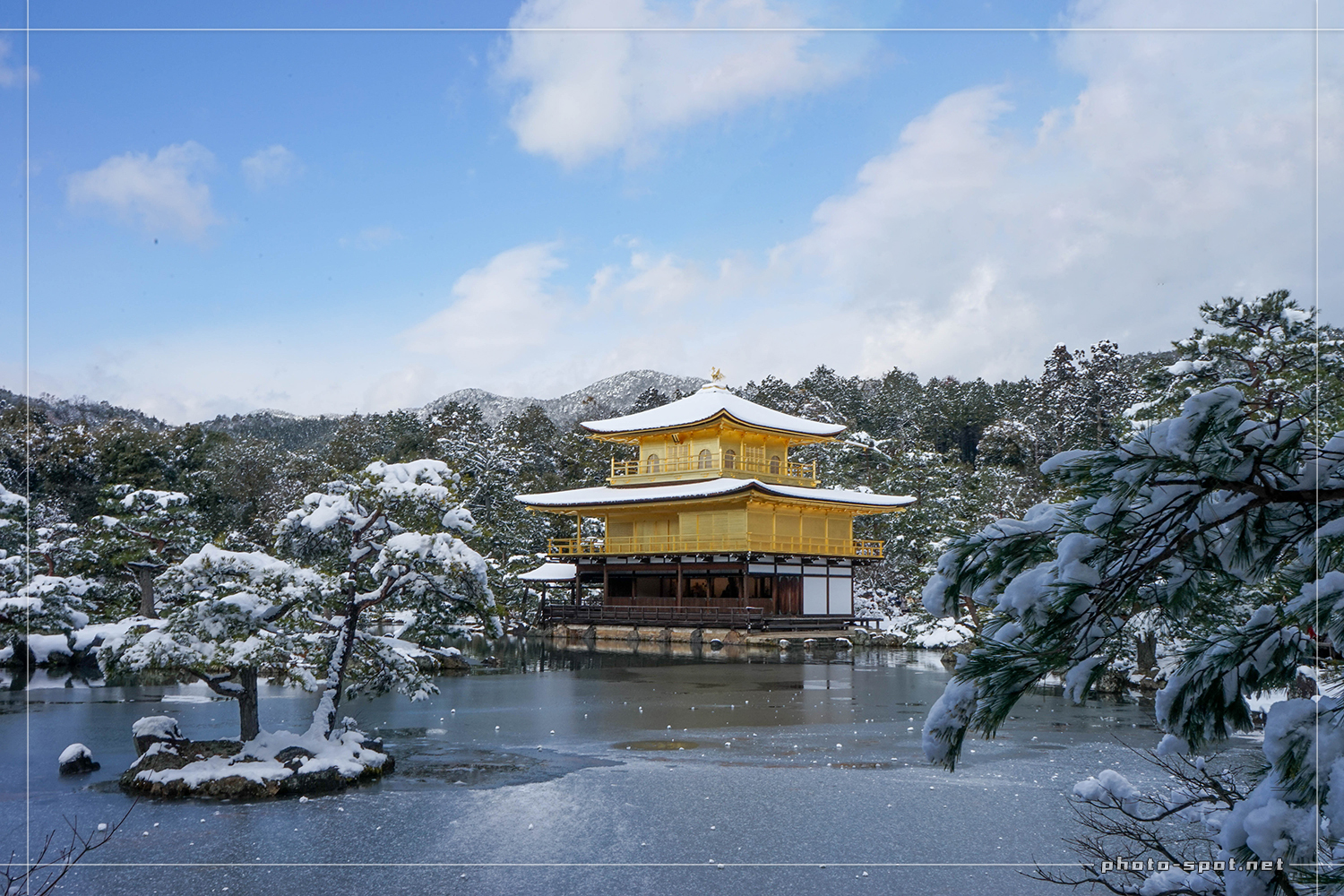 青空に映える金閣寺の雪化粧(35mm撮影)