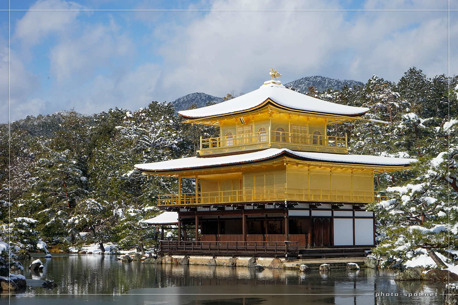 青空に映える金閣寺の雪化粧(70mm撮影)