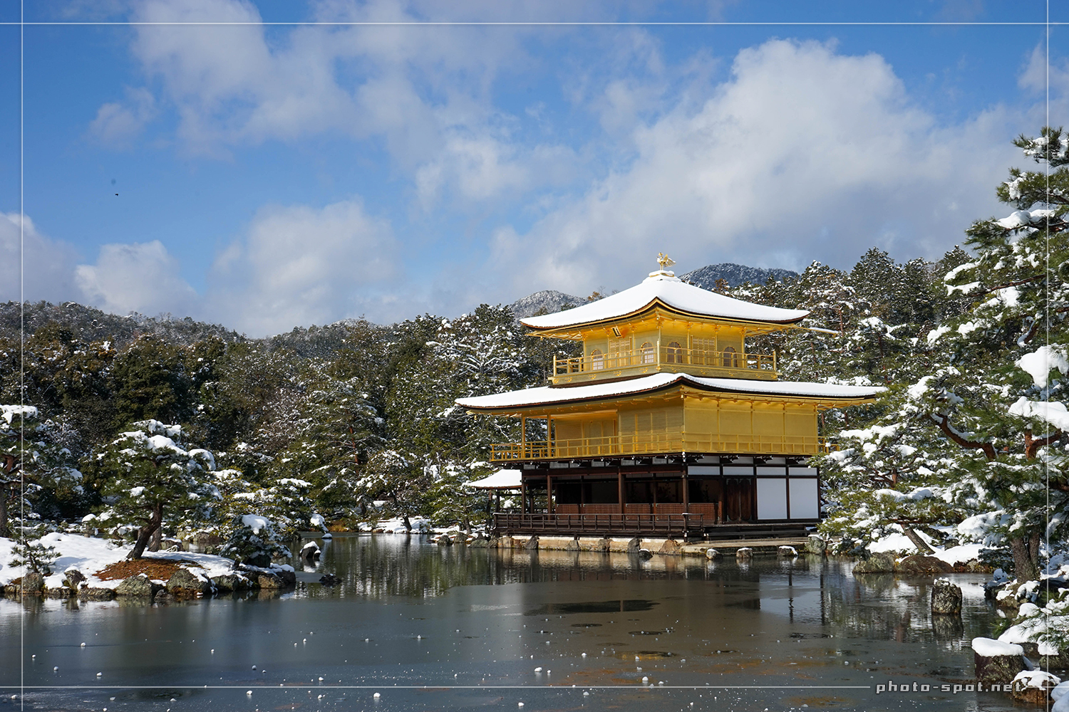 青空に映える金閣寺の雪化粧(40mm撮影)