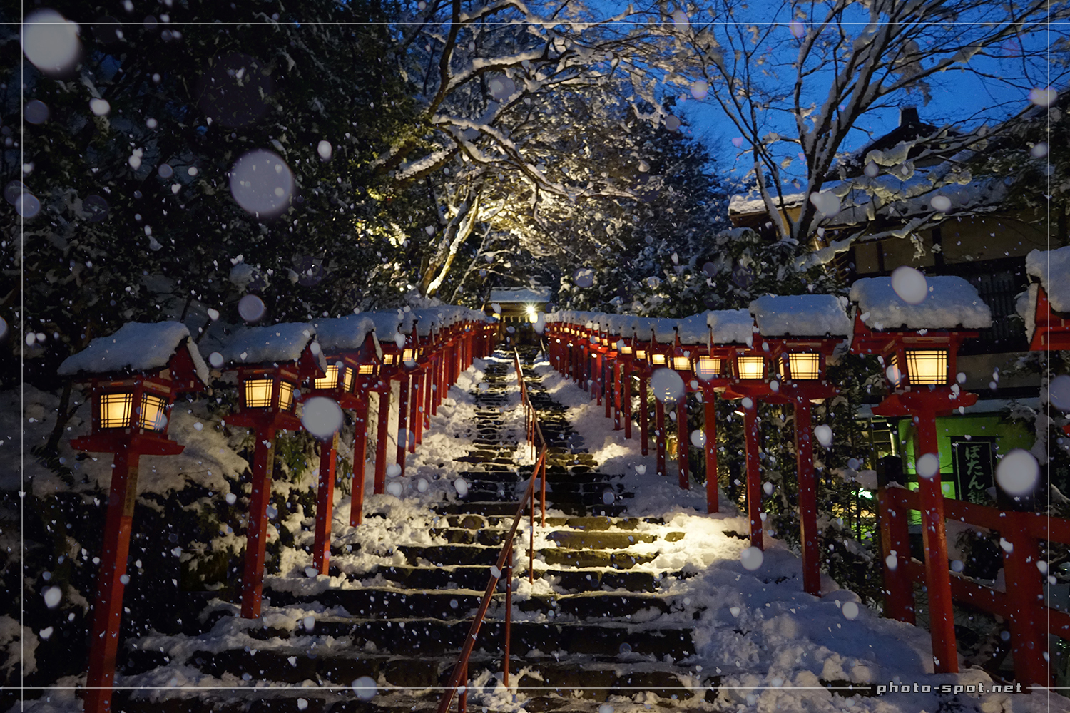 雪の貴船神社 ライトアップされた参道石段で雪の玉ボケ写真撮影