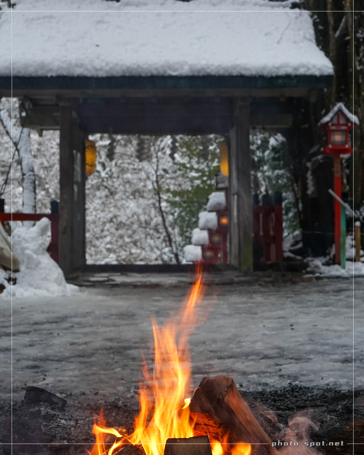 雪の貴船神社 本宮の境内に焚火