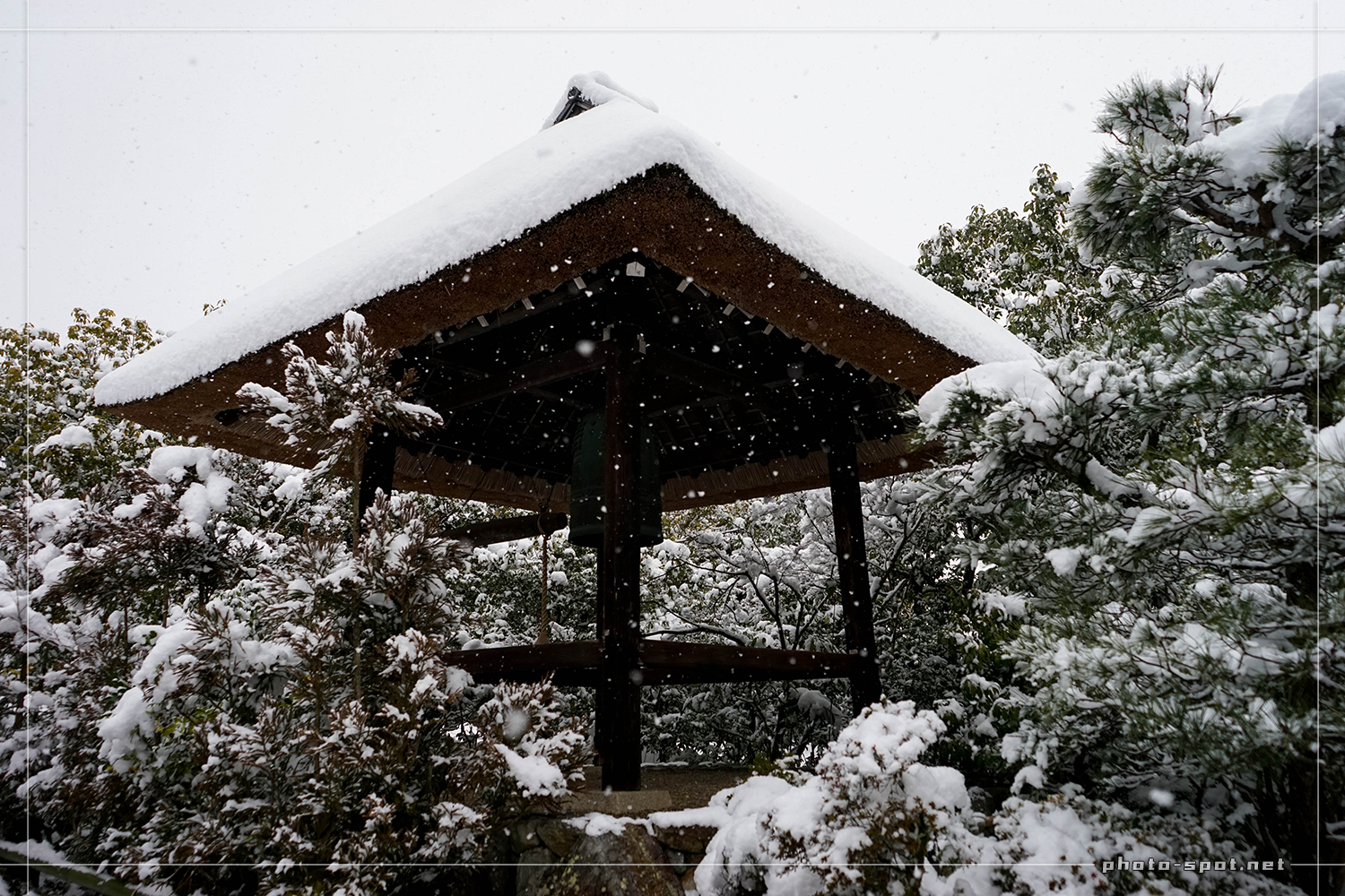 光悦寺の雪景色 茅葺の鐘楼
