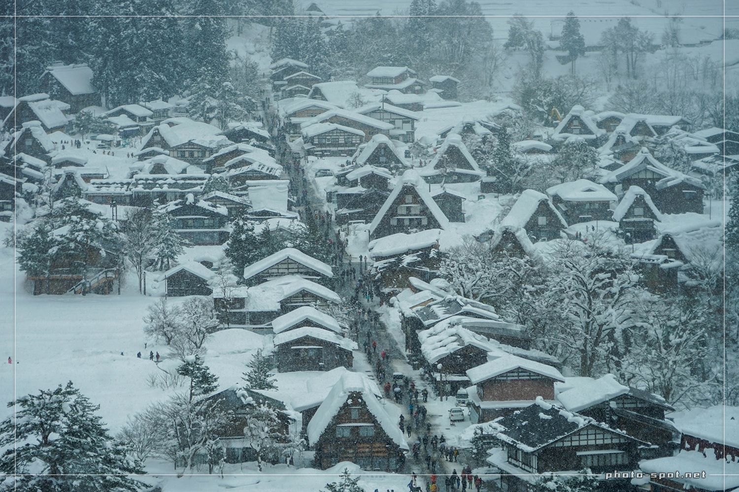 雪の白川郷 荻町城跡展望台からズーム撮影