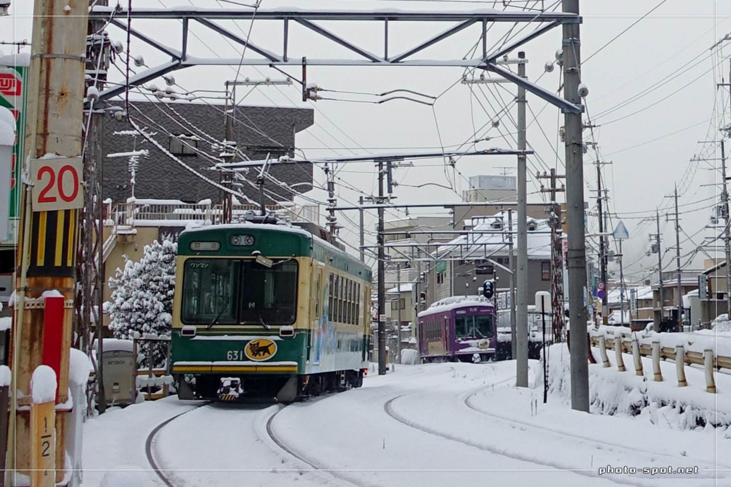 積雪のホワイトカーペット路面を走る嵐電 クロネコヤマト電車