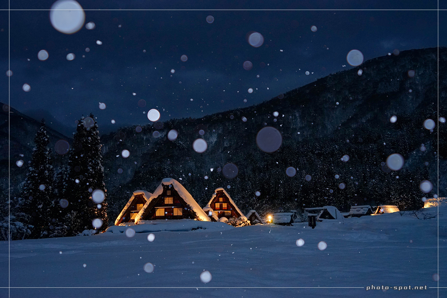 雪の白川郷ライトアップ 三小屋（三連合掌）で雪の玉ボケ写真撮影