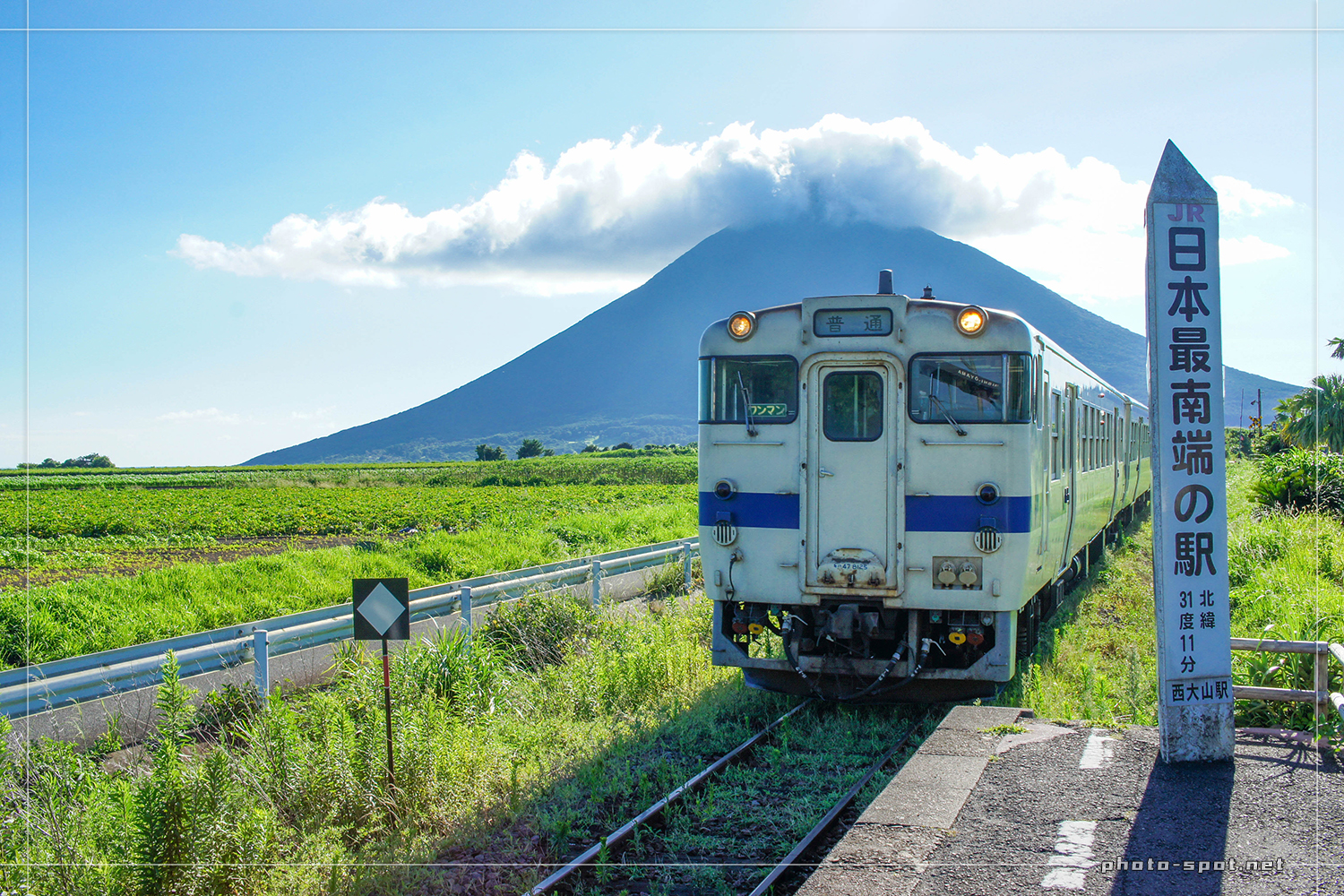 JR日本最南端の駅 西大山駅で開聞岳を背景にキハ47系気動車を撮影
