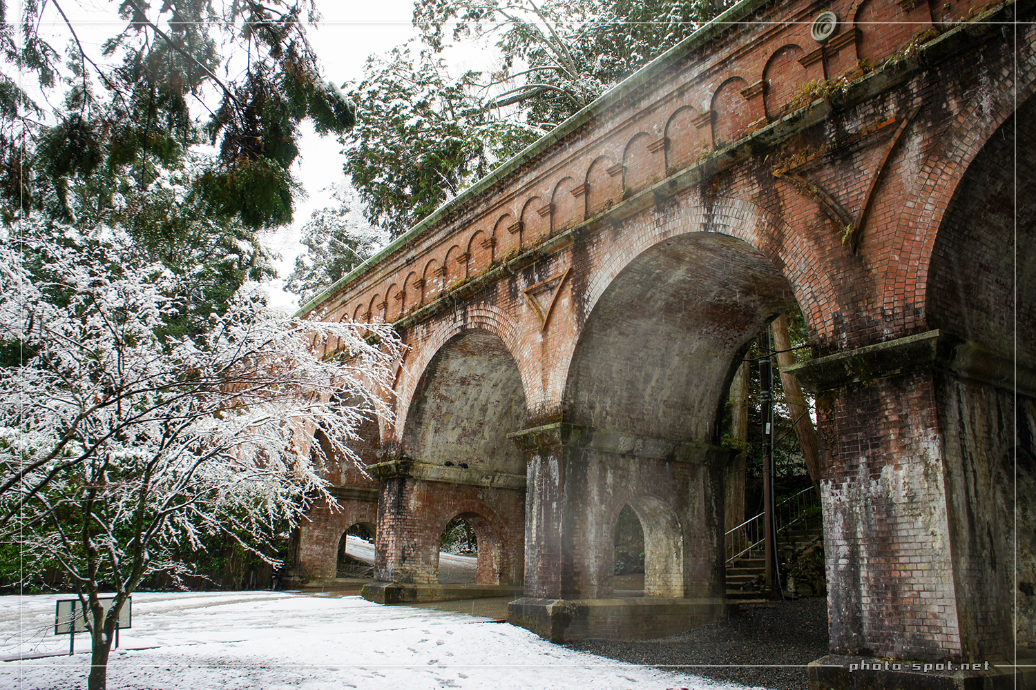 レンガで造られたアーチ橋の水路閣も雪化粧