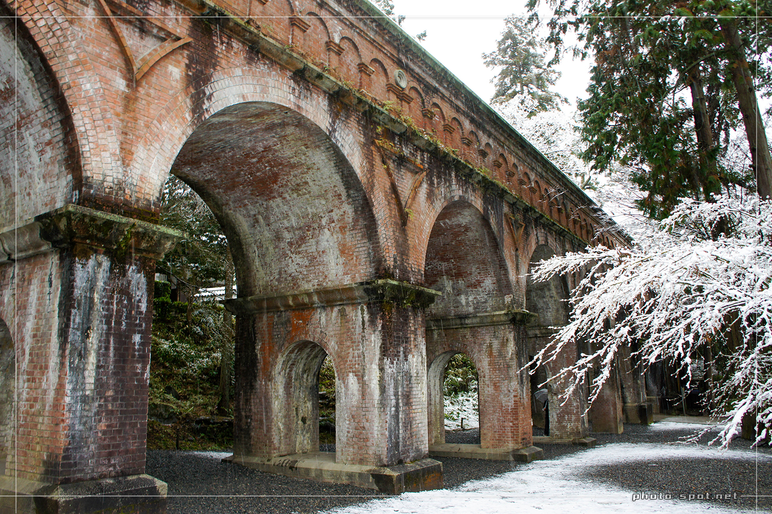 レンガで造られたアーチ橋の水路閣も雪化粧