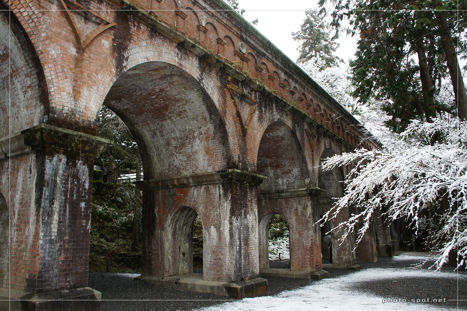 レンガで造られたアーチ橋の水路閣も雪化粧