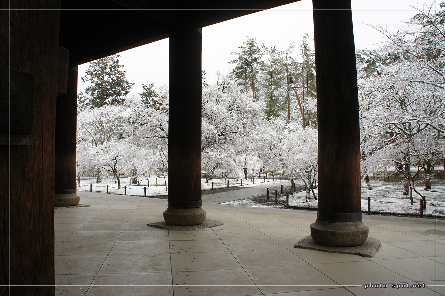 南禅寺 三門の円柱超しに雪景色
