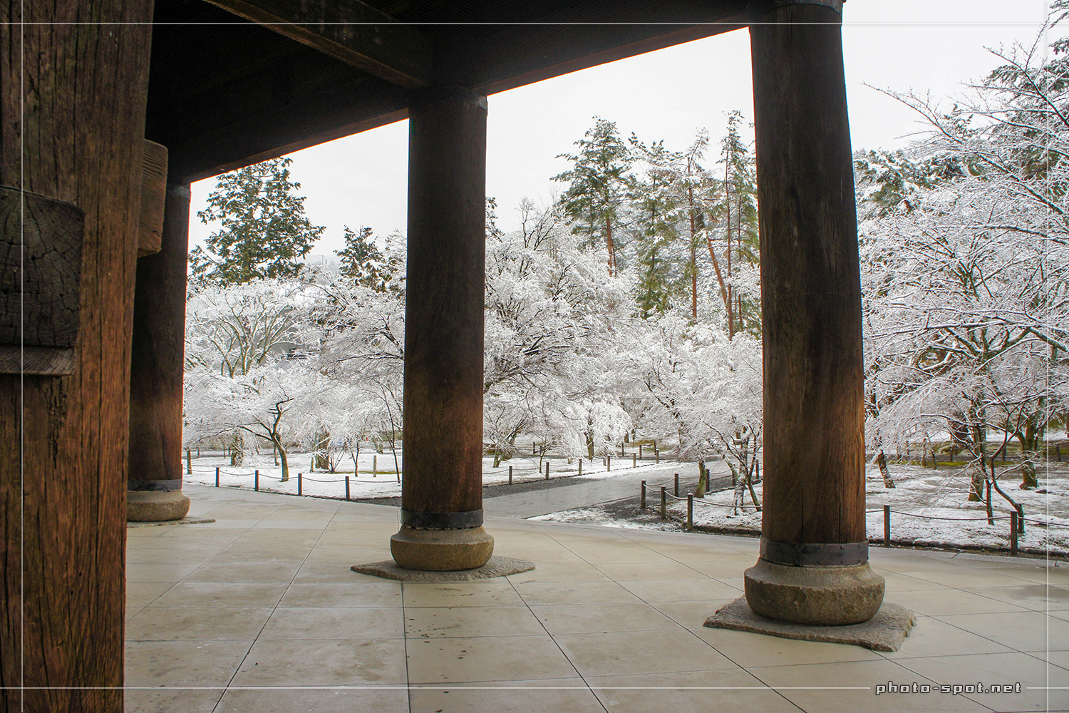 南禅寺 三門の円柱超しに雪景色
