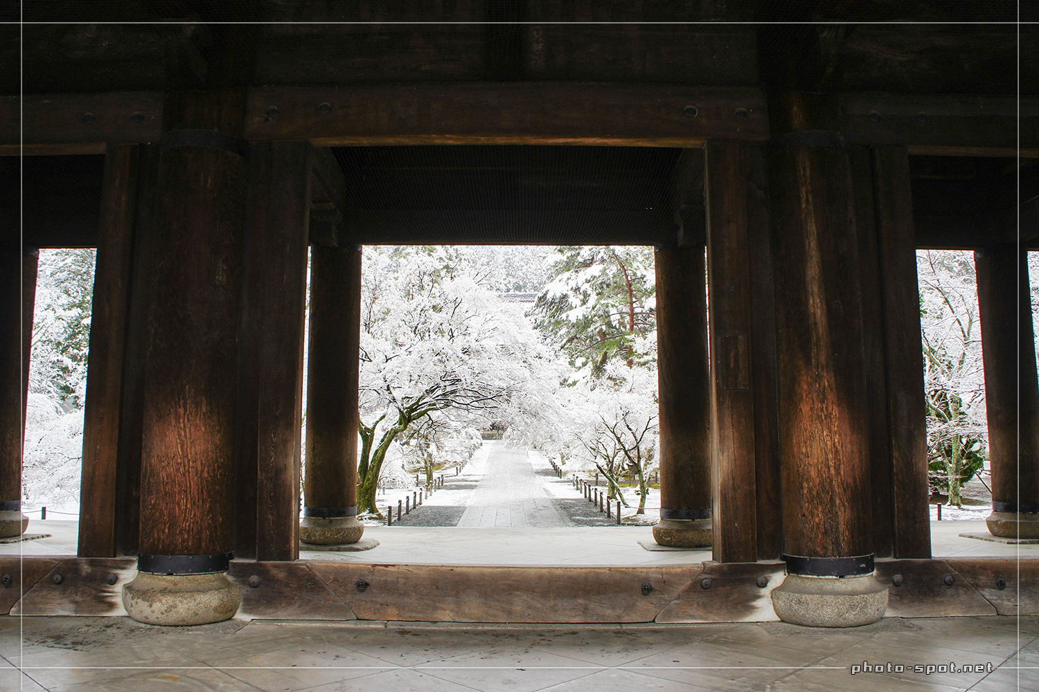 南禅寺 三門の円柱を額縁にして撮影した雪景色
