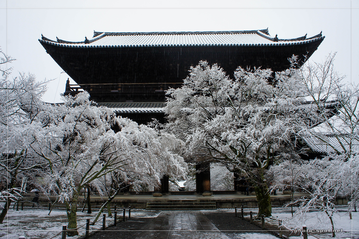 南禅寺の三門も雪化粧