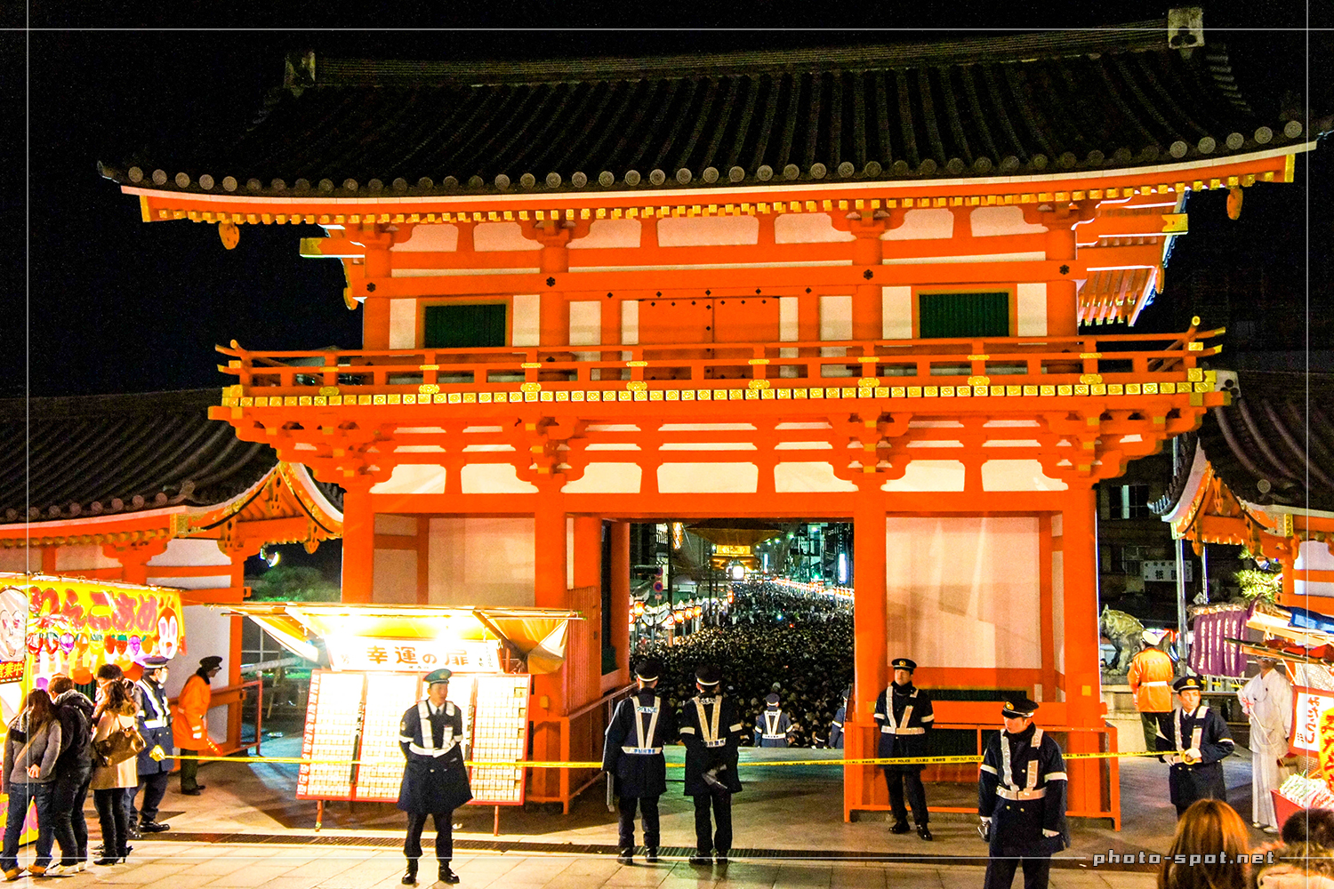 八坂神社の年越しカウントダウン 西楼門の境内側から撮影