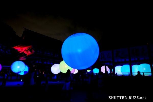 下鴨神社に光の球体！チームラボによる光のアート“呼応する球体”