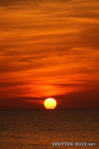 水平線に沈む夕日、描いたような空