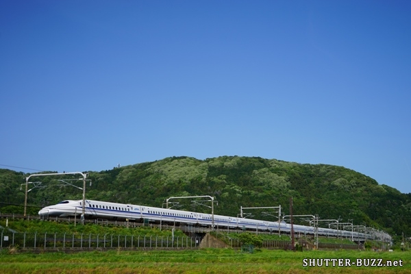 青空と新緑の中を突っ走る新幹線