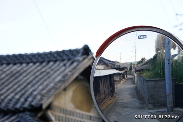 カーブミラーに写る路地。路地裏散策中の一コマ。