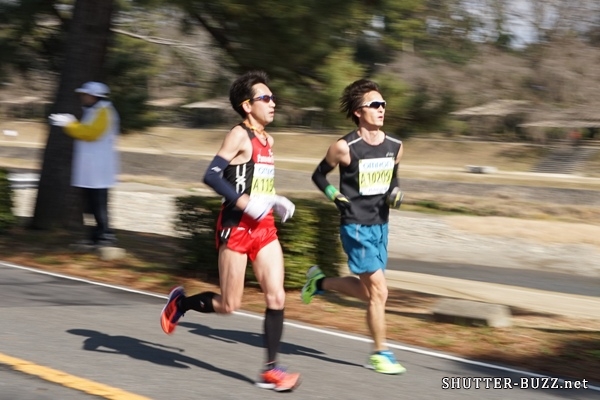 京都マラソン鴨川沿いで競い合うランナーを流し撮り。